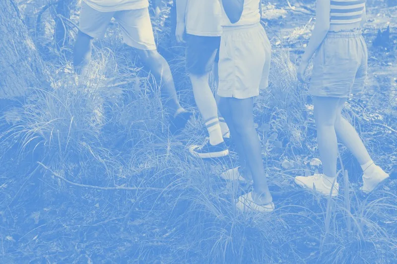 Jóvenes caminando entre la vegetación durante la expedición