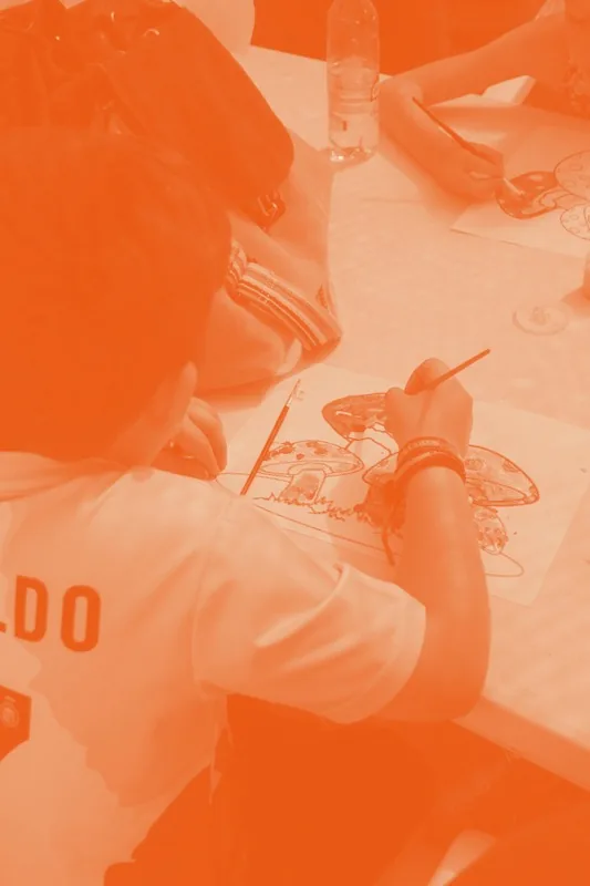 Participante pintando el diseño de su camiseta